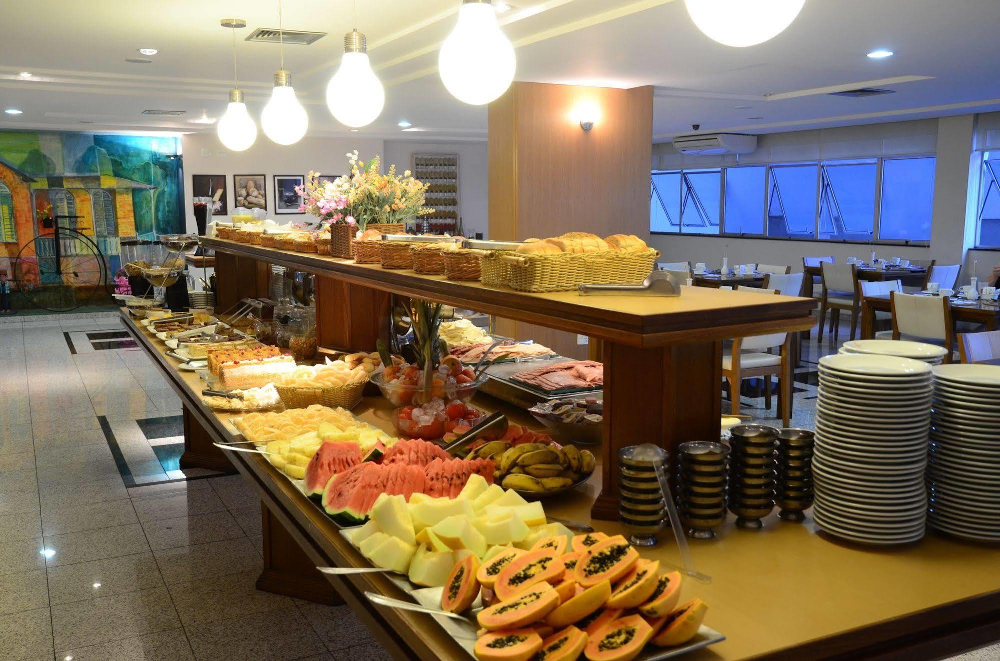 Constantino Hotel E Eventos Juiz de Fora Exterior photo A buffet at a hotel
